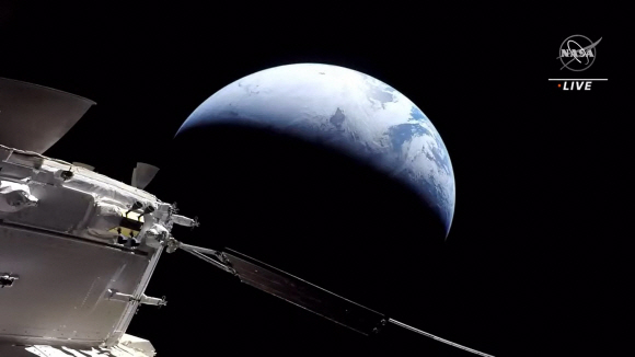 NASA TV에서 찍은 이 스틸 이미지에서 NASA의 무인 오리온 우주선이 2022년 12월 11일 달 탐사를 마치고 귀환하면서 지구에 접근하고 있습니다. - 오리온은 11월 16일 달 탐사를 위해 아르테미스 로켓에 실려 발사되었습니다.. (Photo by Jose ROMERO / NASA TV / AFP)
