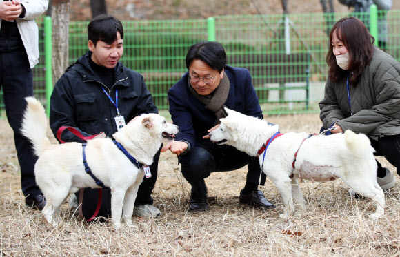 곰이·송강 맞이한 강기정 광주시장