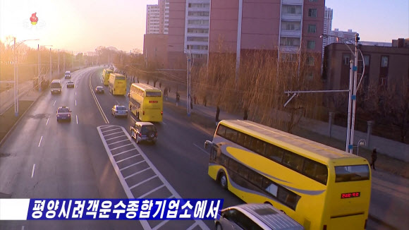 평양 시내 운행하는 신형 여객버스