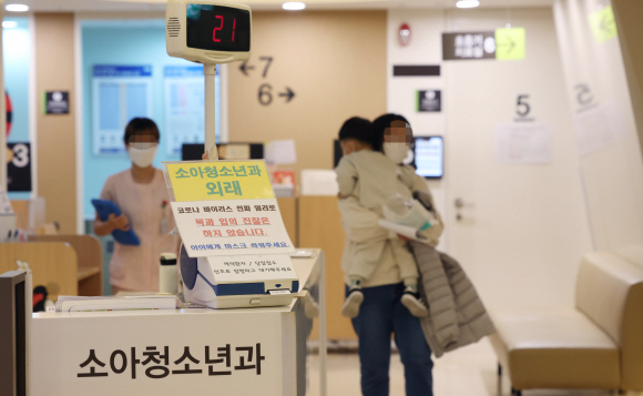 인천의 상급종합병원인 가천대 길병원이 12일부터 전공의 부족으로 소아청소년과 입원 진료를 잠정 중단한 가운데 아이를 안은 어머니가 발길을 돌리고 있다. 안주영 전문기자