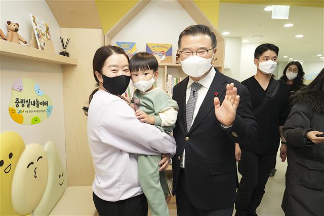 지난 7일 서울 중랑구 면목4동 중랑실내놀이터 개관식에서 류경기(왼쪽 세 번째) 중랑구청장이 실내놀이터를 찾은 어린이와 기념촬영을 하고 있다.<br>중랑구 제공