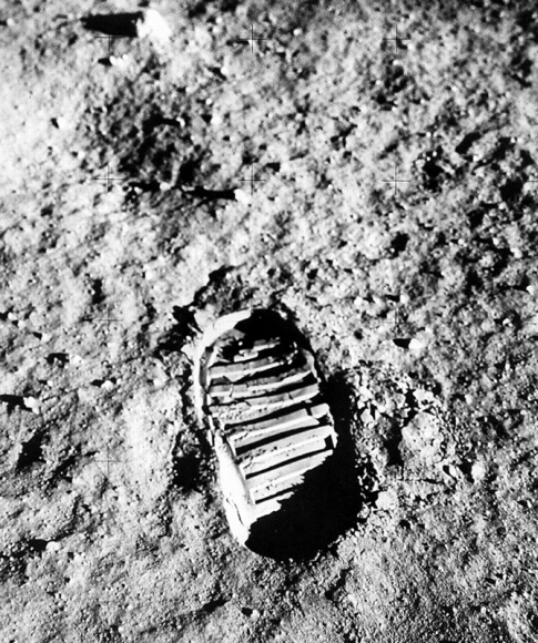 아폴로 17호의 두 우주비행사가 50년 전 남긴 발자국. AFP 연합뉴스