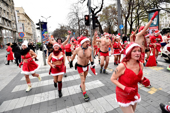 11일(현지시간) 헝가리 부다페스트에서 산타클로스 복장을 한 시민들이 산타클로스 달리기 대회에 참가하고 있다. 로이터 연합뉴스