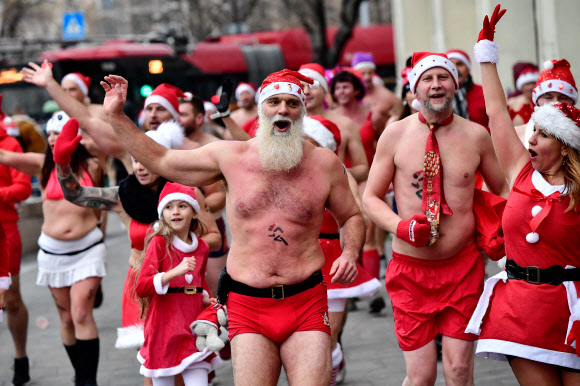 11일(현지시간) 헝가리 부다페스트에서 산타클로스 복장을 한 시민들이 산타클로스 달리기 대회에 참가하고 있다. 로이터 연합뉴스