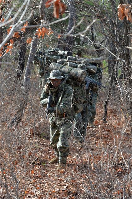 해병대 수색대원들이 13일 오후 경북 포항시 남구 장기면 수성사격장 인근 야산에서 가상의 적진으로 침투하고 있다.  이번 훈련은 해병대교육훈련단이 최정예 수색요원을 양성하기 위한 것으로 총 10주간의 훈련 중 마지막 3일 동안에는 주야간 연속으로 실시한다.2022.12.13 뉴스1