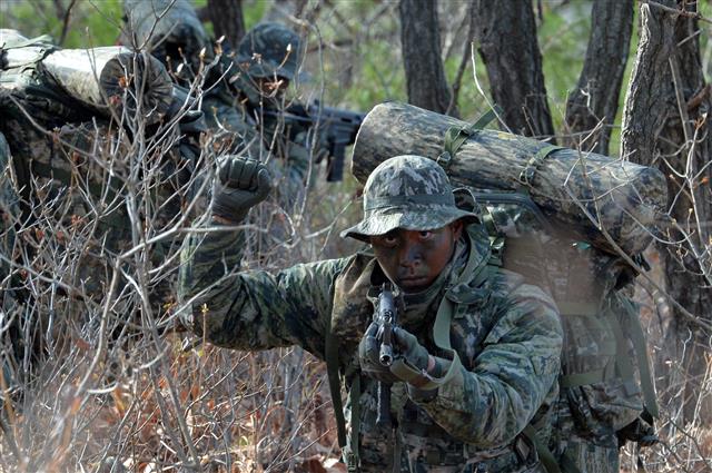 해병대 수색대원들이 13일 오후 경북 포항시 남구 장기면 수성사격장 인근 야산에서 가상의 적진으로 침투하고 있다.  이번 훈련은 해병대교육훈련단이 최정예 수색요원을 양성하기 위한 것으로 총 10주간의 훈련 중 마지막 3일 동안에는 주야간 연속으로 실시한다.2022.12.13 뉴스1