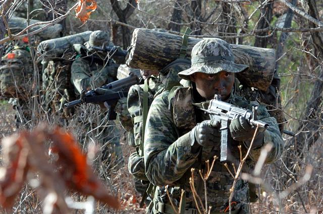 해병대 수색대원들이 13일 오후 경북 포항시 남구 장기면 수성사격장 인근 야산에서 가상의 적진으로 침투하고 있다.  이번 훈련은 해병대교육훈련단이 최정예 수색요원을 양성하기 위한 것으로 총 10주간의 훈련 중 마지막 3일 동안에는 주야간 연속으로 실시한다.2022.12.13 뉴스1