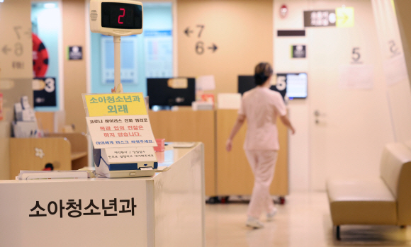 소아청소년과 전공의 지원률이 급감한 가운데 상급종합병원인 인천의 가천대 길병원이 의료진 부족으로 지난 12일부터 입원진료를 중단했다. 안주영 전문기자