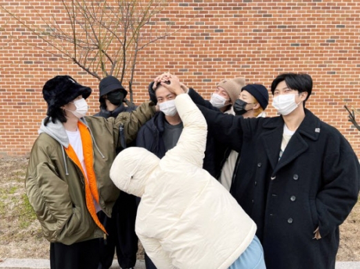 그룹 방탄소년단(BTS)의 맏형 진이 13일 경기 연천의 한 부대 신병교육대대에 입소하기 전 한데 모인 멤버들이 그의 까까머리를 유쾌하게 만지고 있다.<br>방탄소년단 SNS 제공