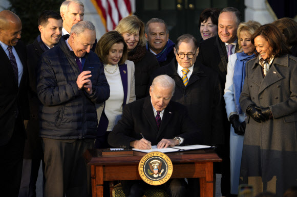 조 바이든 미국 대통령이 13일(현지시간) 백악관에서 수 천명이 운집한 가운데 동성결혼을 허용하는 법안에 정식 서명했다. AP연합뉴스