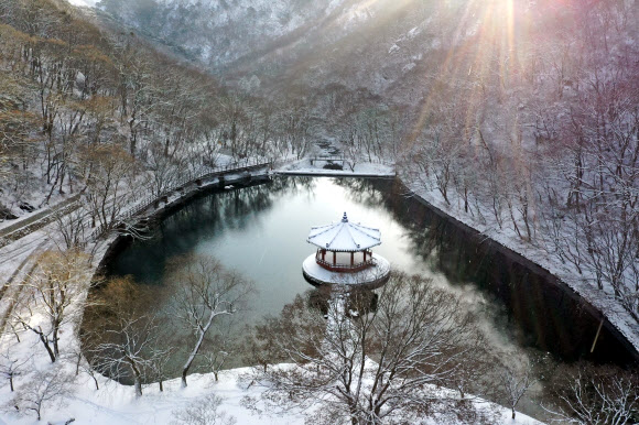 14일 전북 전역에 눈이 내린 가운데 정읍시 내장산 우화정이 멋진 설경을 연출하고 있다. 2022.12.14  정읍시 제공
