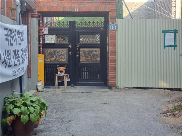 대구 북구 대현동 이슬람 사원 공사장 골목길에 돼지머리가 놓여있다. 서울신문 DB
