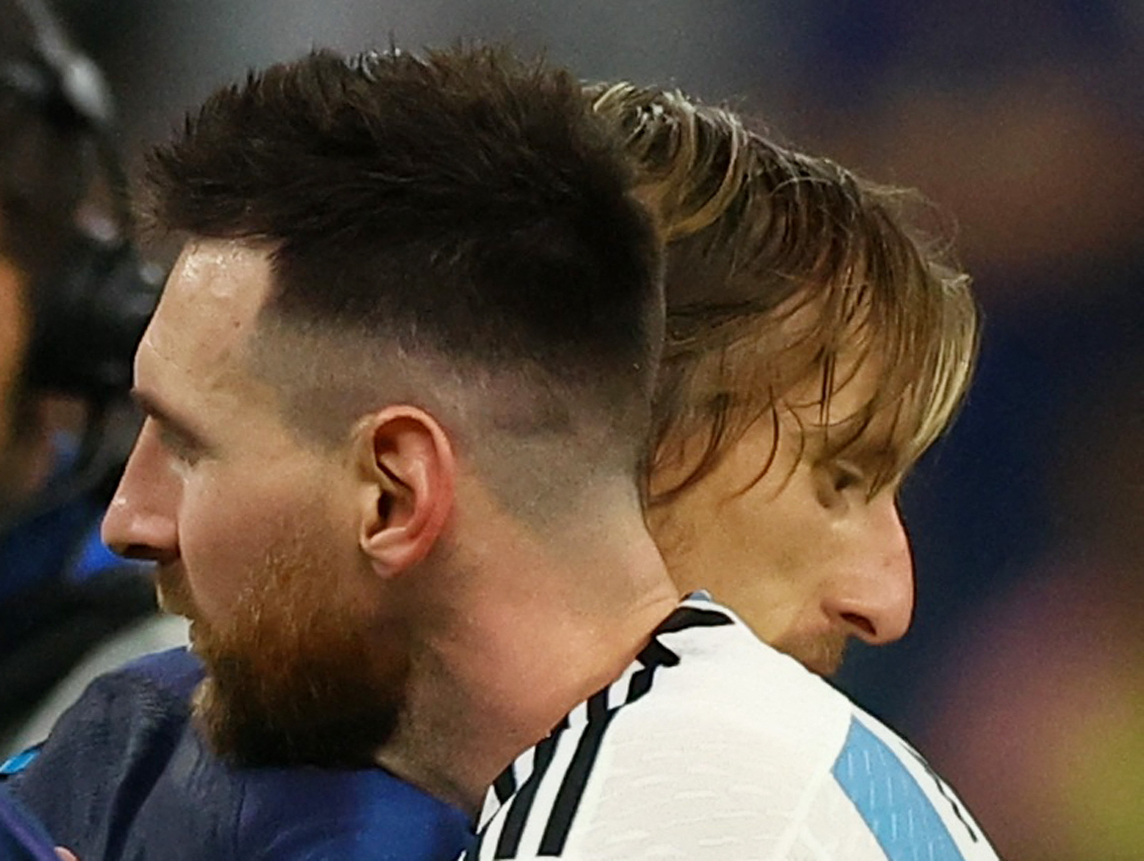 아르헨티나의 리오넬 메시가 경기 후 크로아티아의 루카 모드리치를 껴안고 있다.