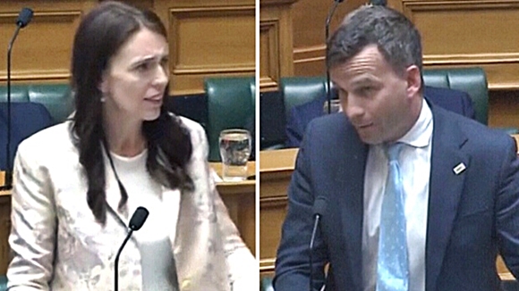 13일(현지시간) 하원 토론회에 참석한 저신다 아던 뉴질랜드 총리(왼쪽)가 야당인 행동당(ACT) 대표 데이비드 시모어(왼쪽)를 겨냥해 비속어를 내뱉은 것이 마이크를 타고 노출되면서 곤욕을 치렀다.