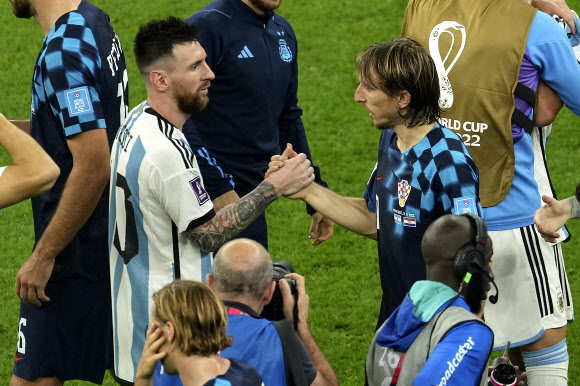 아르헨티나의 리오넬 메시(왼쪽)가 14일 새벽(한국시간) 카타르 루사일 스타디움에서 열린 2022 카타르월드컵 4강전에서 3-0으로 승리한 뒤 크로아티아의 루카 모드리치와 손을 맞잡고 인사를 나누고 있다. 루사일 신화 뉴시스