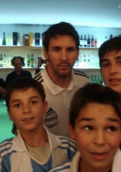 리오넬 메시가 FC바르셀로나 소속이었던 10년 전 그의 열렬한 꼬마팬 훌리안 알바레스(왼쪽)는 똑같은 유니폼을 입고 메시와 사진을 찍었다. SNS 캡처