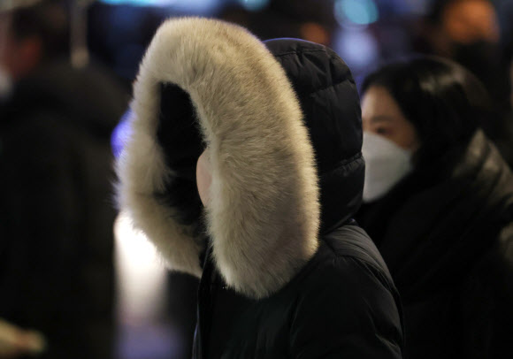 겨울 한파가 찾아온 14일 오후 광화문 광장에 시민들이 두꺼운 옷차림으로 퇴근하고 있다. 2022.12.14 연합뉴스