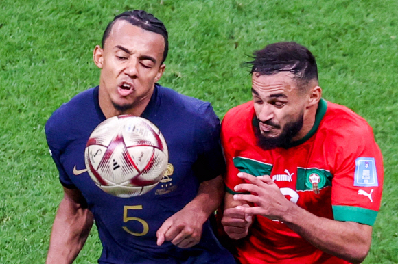 2022년 12월 14일: 프랑스의 쥘 쿤데(L)와 모로코의 소피안 부팔이 알베이트 스타디움에서 열린 2022년 FIFA 월드컵 준결승전 경기에서 공을 다투고 있다. Sergei Bobylev/TASS/2022-12-15