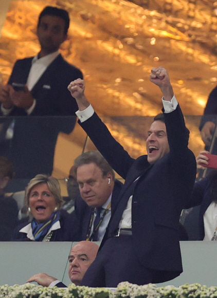 에마뉘엘 마크롱 프랑스 대통령(R)이 2022년 12월 14일 카타르 알코르의 알베이트 스타디움에서 열린 프랑스와 모로코의 2022년 FIFA 월드컵 준결승 마지막 휘슬이 울린 후 축하하고 있다.EPA/Friedemann Vogel