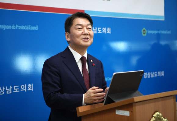 경남언론인 기자간담회서 발언하는 안철수 의원