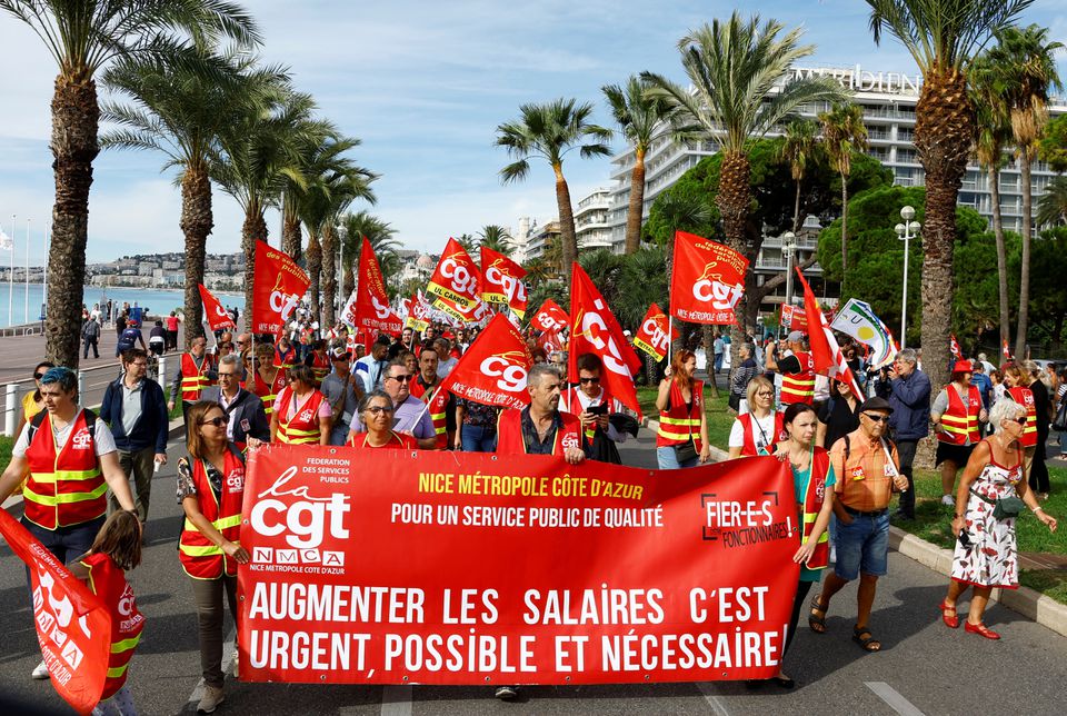 프랑스 시민들이 9월 29일(현지시간) 니스의 한 거리에서 인플레이션, 노동자 권리, 연금 개혁 등의 문제에 대한 정부 조치를 촉구하는 시위를 벌이고 있다. 니스 로이터
