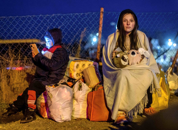 러시아의 침공 이후 폴란드 국경 근처에서 우크라이나 어린이들이 전쟁을 피하고 있다. 이번 전쟁으로 인한 난민 숫자가 11만 6000여명이라고 유엔은 집계했다. AFP 연합뉴스