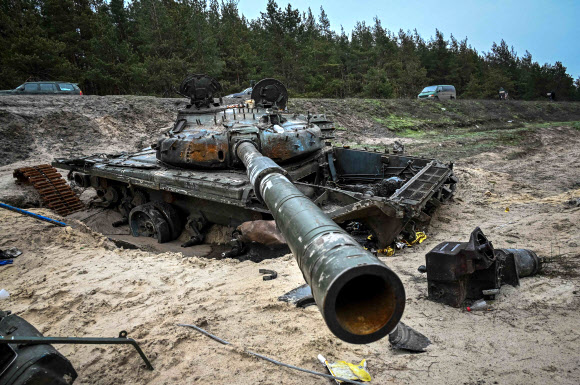 파괴된 러시아군의 탱크가 15일 우크라이나 키브샤리브카에 멈춰 있다. AFP 연합뉴스