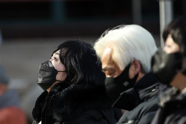 파란 하늘 바라보며 눈물 짓는 유가족