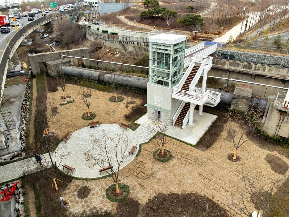 새로 신설된 망원한강공원과 옛 당인리발전소를 잇는 보행로와 승강기 서울시 제공 