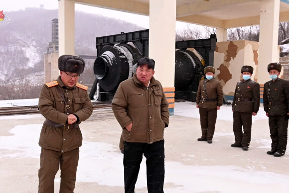 북한, 신형 고체ICBM용 엔진시험…김정은 “신형전략무기 출현기대”