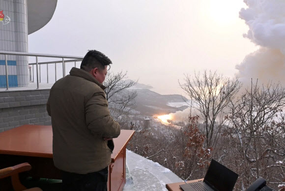 북한, 신형 고체ICBM용 엔진시험…김정은 “신형전략무기 출현기대”