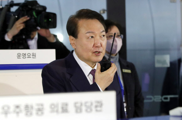 교신 체험하는 윤 대통령