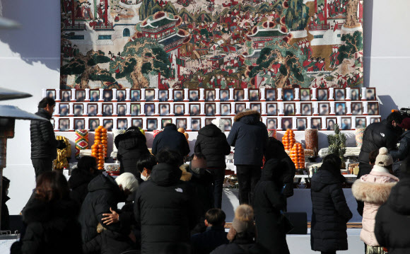 16일 서울 종로구 조계사에서 열린 이태원 참사 희생 추모 위령제에서 유족들이 헌화하고 있다. 공동취재단