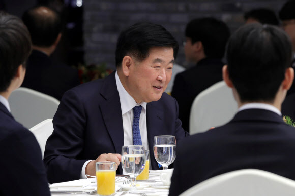 권오갑 HD현대 대표이사 회장이 16일 경기 성남 분당구 한국잡월드에서 열린 국제기능올림픽 선수단 격려 오찬에 참석해 있다. 2022.12.16.뉴시스