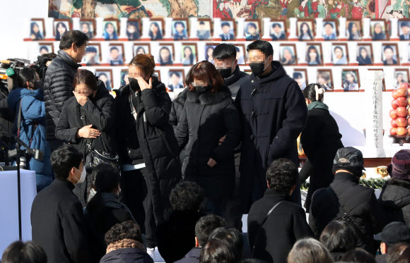 이태원 참사 희생자 추모 위령제 참석한 유가족들
