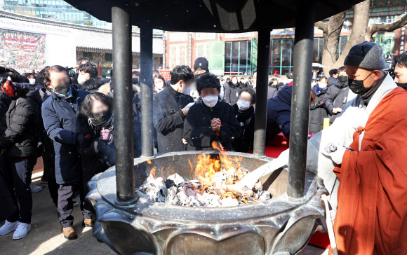 16일 서울 조계사에서 열린 10.29(이태원) 참사 희생자 추모 위령제(49재)에서 스님과 유가족들이 소전의식을 하고 있다. 2022.12.16.공동취재사진