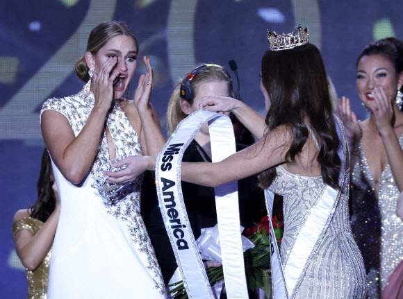 Miss Wisconsin 2022 Grace Stanke reacts after being crowned the new Miss America 2023 at the 101st annual Miss America Competition at Mohegan Sun in Uncasville, CT on Thursday, December 15, 2022.UPI 연합뉴스