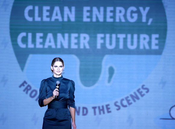 미스 위스콘신 2022 그레이스 스탠키가 15일(현지시간) 미국 코네티컷주 언캐스빌의 모히건 선 아레나에서 열린 ‘제101회 미스 아메리카 대회’중, 새로운 미스 아메리카 2023에 등극하기 전에 핵융합과 에너지에 대해 말하고 있다. UPI 연합뉴스