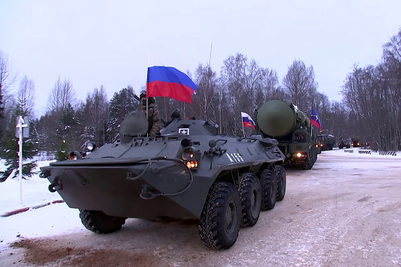 RUSSIA, TVER REGION - DECEMBER 16, 2022: An RS-24 Yars intercontinental ballistic missile launcher (2nd L) with a military column is headed to the deployment site. A deployment ceremony has been held for the Bologoye 7th Guards Rocket Division reequipped with an RS-24 Yars intercontinental ballistic missile mobile launching complex replacing an RT-2PM Topol mobile intercontinental ballistic missile complex, in the run-up to Russia‘s Strategic Missile Forces Day. Video grab. Best quality available. TASS 연합뉴스