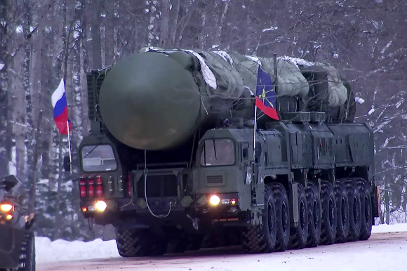 RUSSIA, TVER REGION - DECEMBER 16, 2022: An RS-24 Yars intercontinental ballistic missile launcher with a military column is headed to the deployment site. A deployment ceremony has been held for the Bologoye 7th Guards Rocket Division reequipped with an RS-24 Yars intercontinental ballistic missile mobile launching complex replacing an RT-2PM Topol mobile intercontinental ballistic missile complex, in the run-up to Russia‘s Strategic Missile Forces Day. Video grab. Best quality available. TASS 연합뉴스