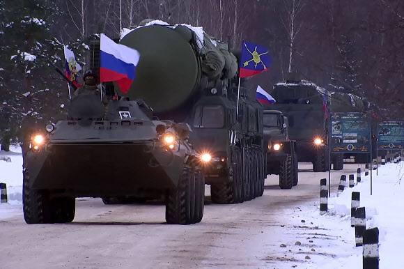 RUSSIA, TVER REGION - DECEMBER 16, 2022: An RS-24 Yars intercontinental ballistic missile launcher (2nd L) with a military column is headed to the deployment site. A deployment ceremony has been held for the Bologoye 7th Guards Rocket Division reequipped with an RS-24 Yars intercontinental ballistic missile mobile launching complex replacing an RT-2PM Topol mobile intercontinental ballistic missile complex, in the run-up to Russia‘s Strategic Missile Forces Day. Video grab. Best quality available. TASS 연합뉴스