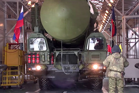RUSSIA, TVER REGION - DECEMBER 16, 2022: An RS-24 Yars intercontinental ballistic missile launcher with a military column is headed to the deployment site. A deployment ceremony has been held for the Bologoye 7th Guards Rocket Division reequipped with an RS-24 Yars intercontinental ballistic missile mobile launching complex replacing an RT-2PM Topol mobile intercontinental ballistic missile complex, in the run-up to Russia‘s Strategic Missile Forces Day. Video grab. Best quality available. TASS 연합뉴스