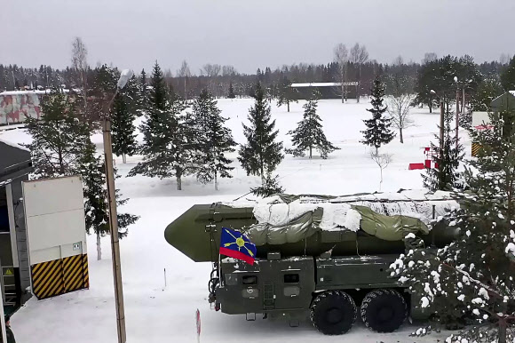 RUSSIA, TVER REGION - DECEMBER 16, 2022: An RS-24 Yars intercontinental ballistic missile launcher with a military column is headed to the deployment site. A deployment ceremony has been held for the Bologoye 7th Guards Rocket Division reequipped with an RS-24 Yars intercontinental ballistic missile mobile launching complex replacing an RT-2PM Topol mobile intercontinental ballistic missile complex, in the run-up to Russia‘s Strategic Missile Forces Day. Video grab. Best quality available. TASS 연합뉴스