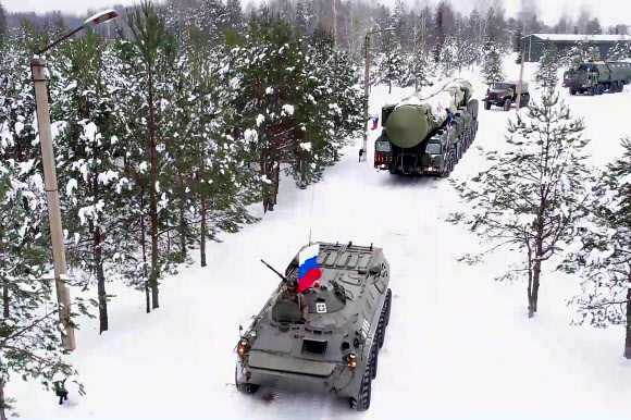 RUSSIA, TVER REGION - DECEMBER 16, 2022: An RS-24 Yars intercontinental ballistic missile launcher (C) with a military column is headed to the deployment site. A deployment ceremony has been held for the Bologoye 7th Guards Rocket Division reequipped with an RS-24 Yars intercontinental ballistic missile mobile launching complex replacing an RT-2PM Topol mobile intercontinental ballistic missile complex, in the run-up to Russia‘s Strategic Missile Forces Day. Video grab. Best quality available. TASS 연합뉴스