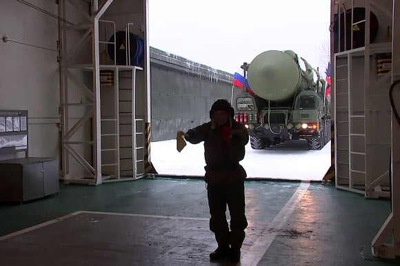 RUSSIA, TVER REGION - DECEMBER 16, 2022: An RS-24 Yars intercontinental ballistic missile launcher with a military column is headed to the deployment site. A deployment ceremony has been held for the Bologoye 7th Guards Rocket Division reequipped with an RS-24 Yars intercontinental ballistic missile mobile launching complex replacing an RT-2PM Topol mobile intercontinental ballistic missile complex, in the run-up to Russia‘s Strategic Missile Forces Day. Video grab. Best quality available. TASS 연합뉴스