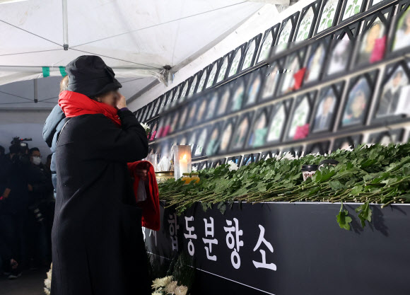 오열하는 이태원참사 희생자 유가족