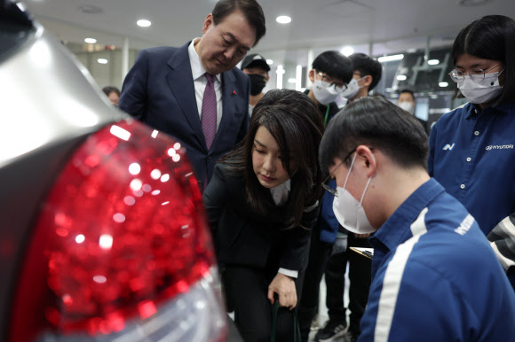 윤석열 대통령과 부인 김건희 여사가 16일 경기 성남 분당구 한국잡월드에서 열린 국제기능올림픽 선수단 격려 오찬에 앞서 청소년 체험관 현대자동차관을 방문해 학생들의 정비 모습을 지켜보고 있다. 2022.12.16. 대통령실 제공