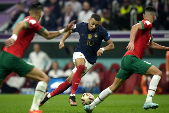 14일 카타르 알코르의 알베이트 스타디움에서 열린 프랑스와 모로코의 월드컵 4강전에서 프랑스의 킬리안 음바페가 공을 컨트롤하고 있다. 2022.12.17 AP연합뉴스