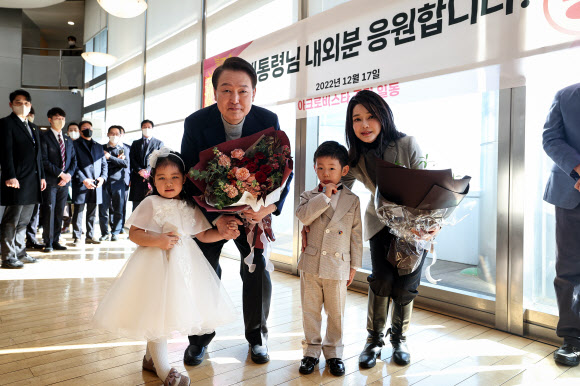 윤석열 대통령과 김검희 여사가 17일 서울 서초동 아크로비스타 사저를 찾아 주민들에게 감사 인사를 전한 뒤 어린이들과 기념촬영을 하고 있다. 2022,12,17  대통령실 제공