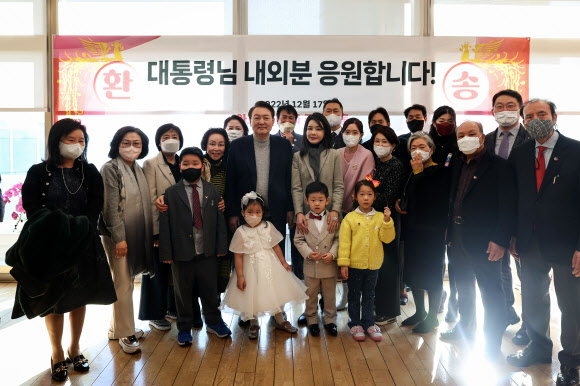 윤석열 대통령과 김검희 여사가 17일 서울 서초동 아크로비스타 사저를 찾아 주민들에게 감사 인사를 전한 뒤 기념촬영을 하고 있다. 2022,12,17  대통령실 제공